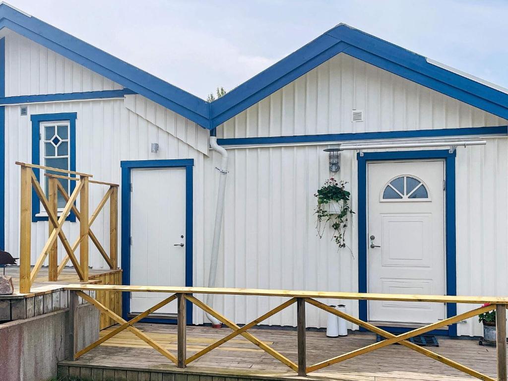 ein weißes und blaues Gebäude mit blauem Dach in der Unterkunft Holiday home BRäNNö in Brännö
