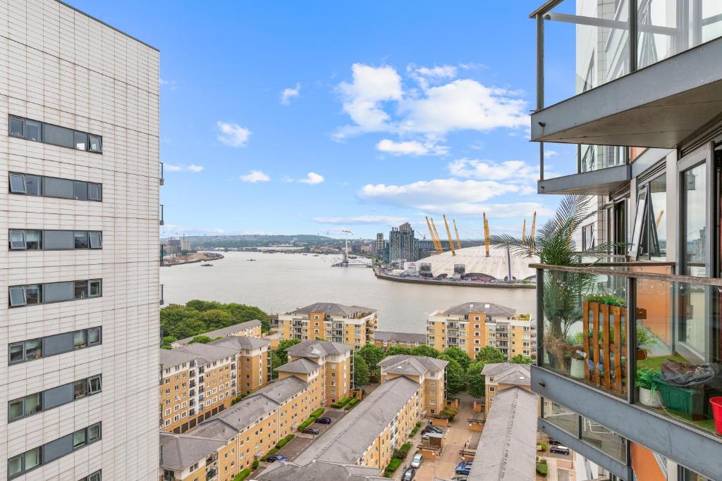 vista su un fiume tra due edifici di Lovely & Cosy 2 Beds London skyline view a Londra