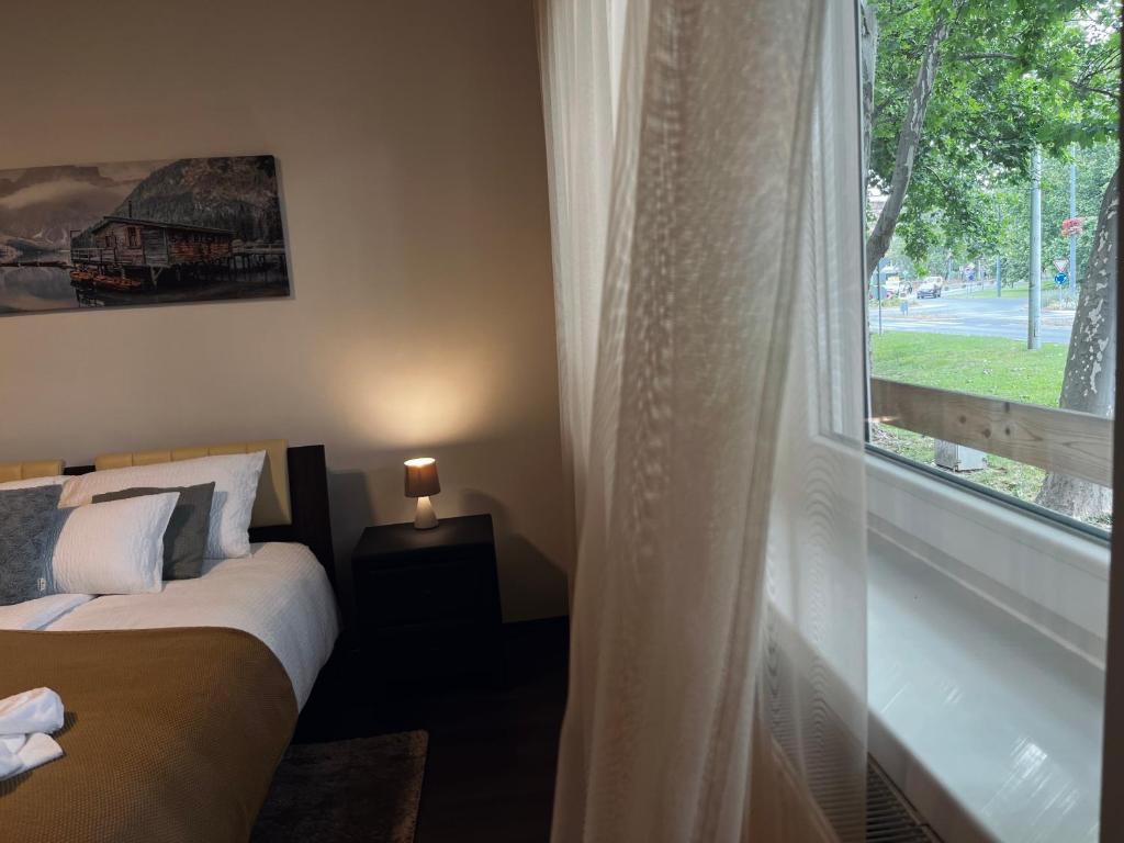 Postel nebo postele na pokoji v ubytování Borisz Apartman