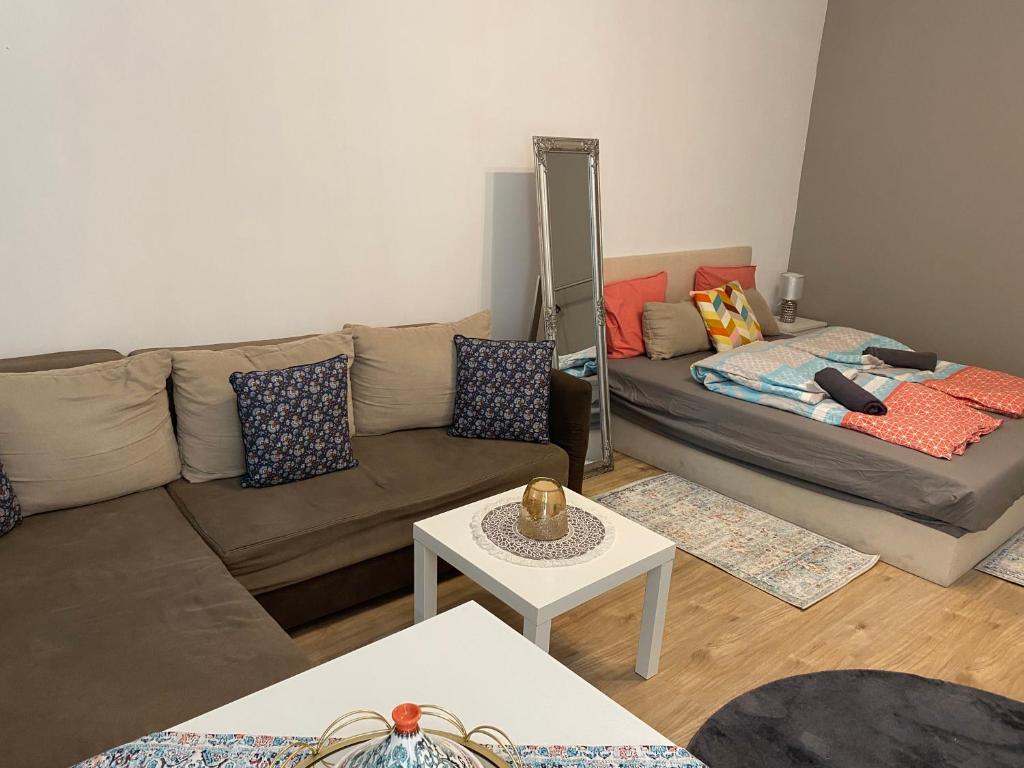 sala de estar con sofá y mesa en Habibi Apartman, en Budapest