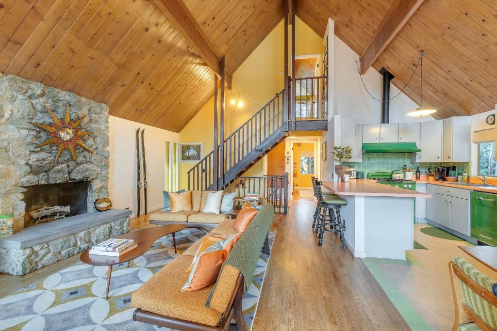 - un salon avec une cheminée en pierre dans une maison dans l'établissement The Mod Lodge - Lake Arrowhead, à Lake Arrowhead