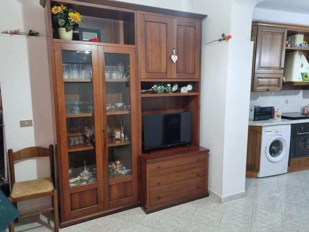 ein hölzernes Entertainment-Center mit einem TV in der Küche in der Unterkunft Casa Relax Cupello in Cupello