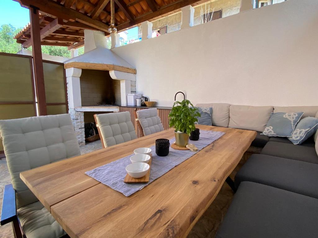 a living room with a wooden table and a couch at Apartmani Perić in Stari Grad