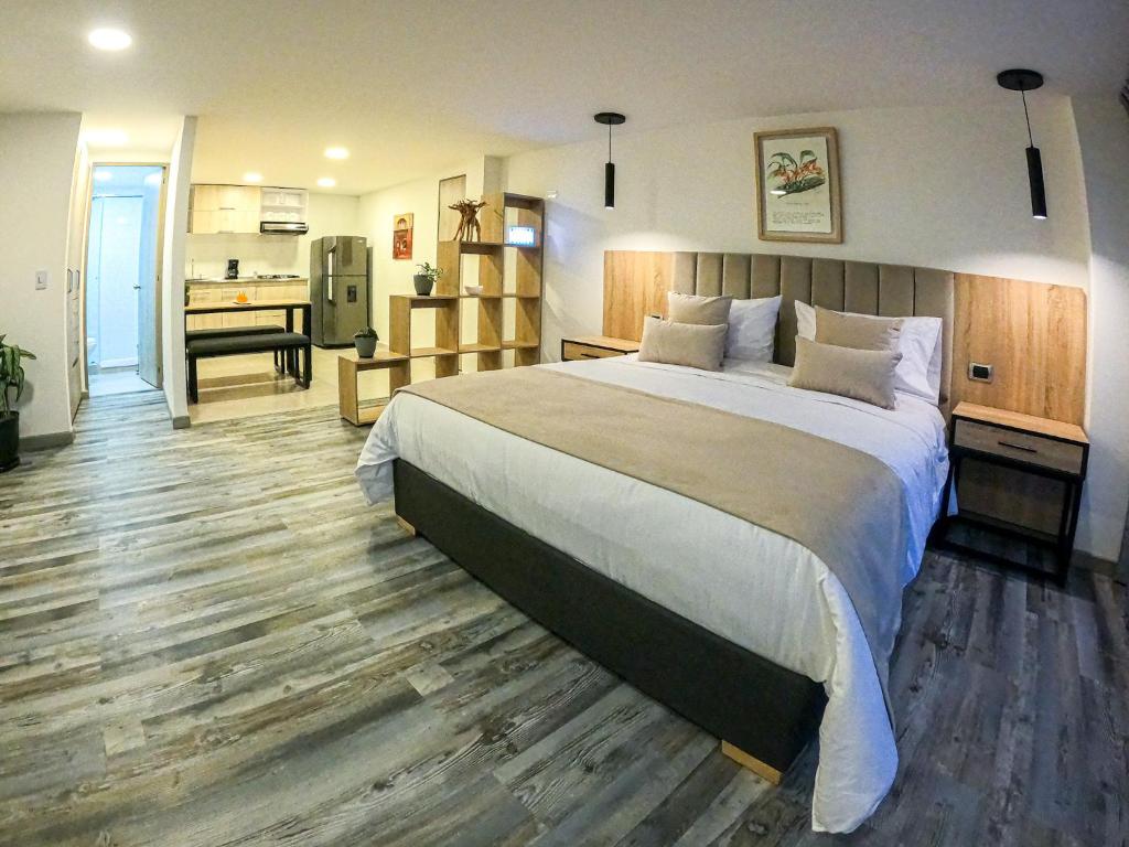 sypialnia z dużym łóżkiem i biurkiem w obiekcie 86 suites w mieście Bogota