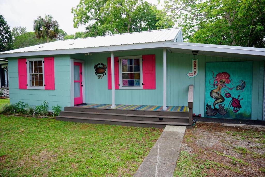 The Shiny Crab, Yankeetown Updated 2024 Prices