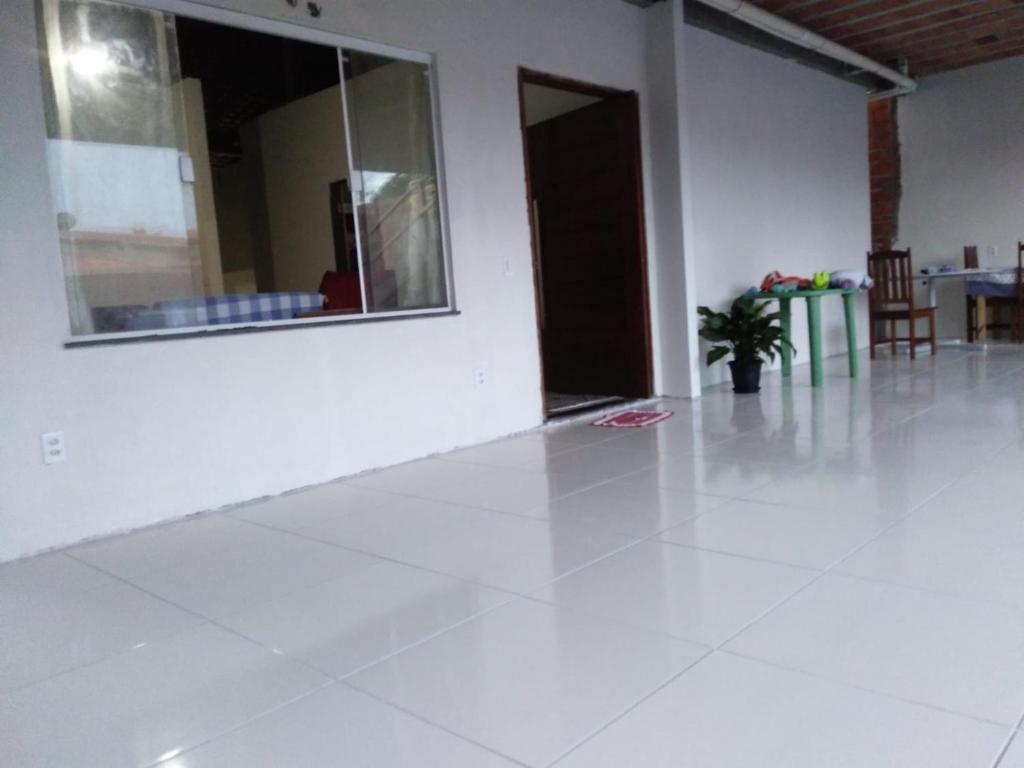 an empty room with a white floor and a window at POUSADA ROSA DOS LENÇÓIS in Barreirinhas