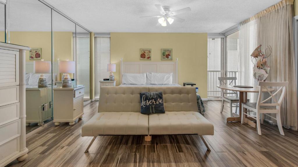 1 dormitorio con cama, mesa y sofá en Long Beach Tower 1 800E en Panama City Beach
