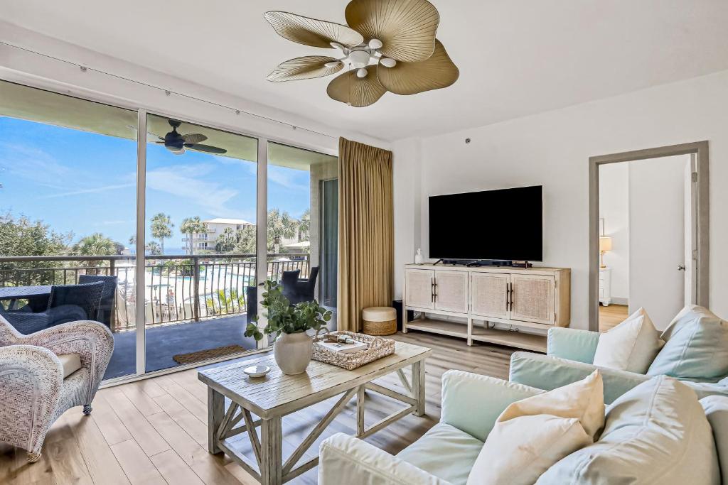 Una sala de estar con un sofá y un televisor. en High Pointe 2221, en Inlet Beach