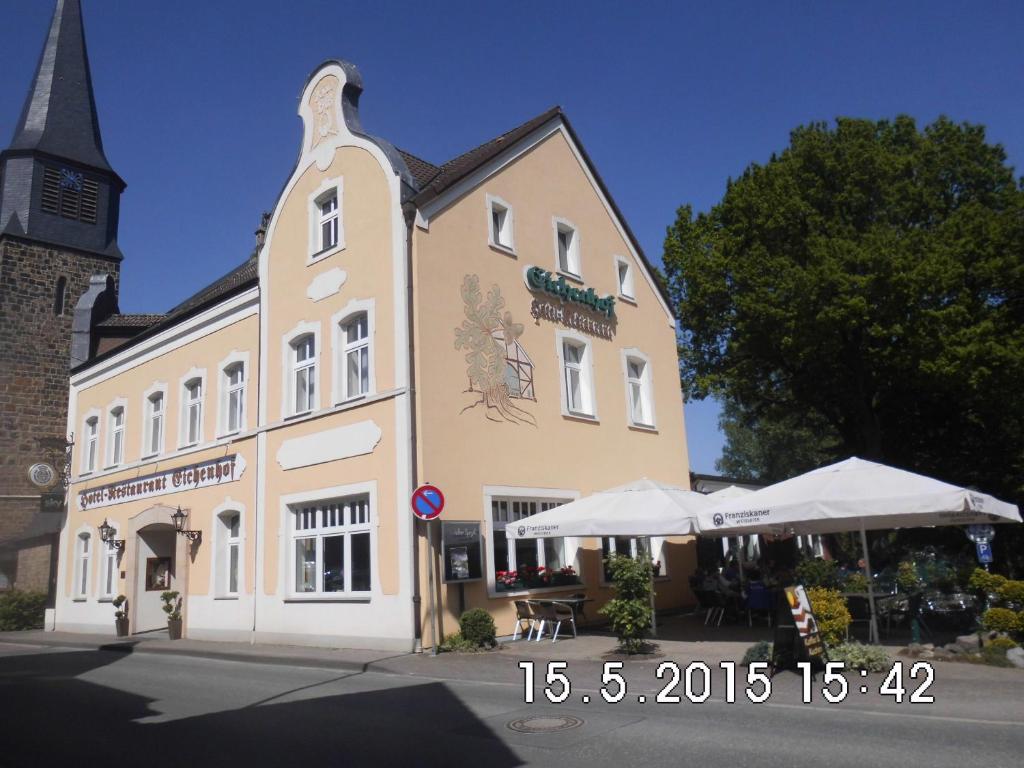 ein großes Gebäude mit einem Markt davor in der Unterkunft Hotel Eichenhof in Klein Reken