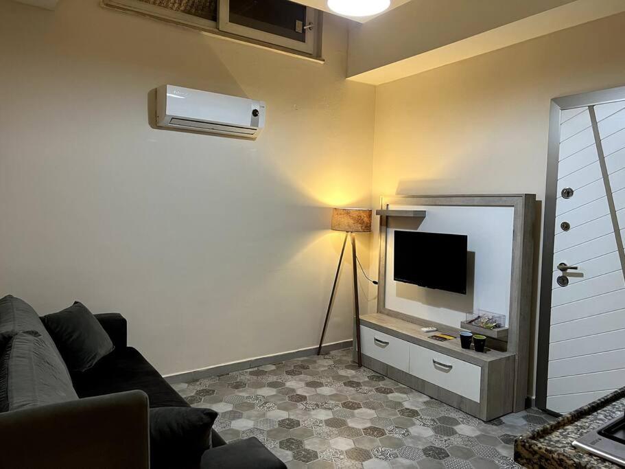 Il comprend un salon doté d'un canapé et d'une télévision à écran plat. dans l'établissement Basement Floor, Merkezi, Erasta Mall karşısı '21', à Antalya