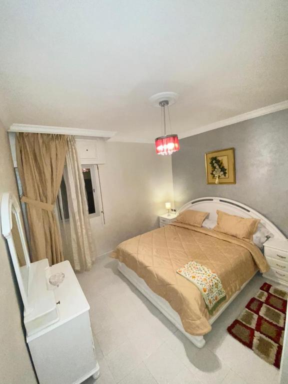 Un dormitorio con una cama grande y una ventana en Centre ville appartement en Alhucemas