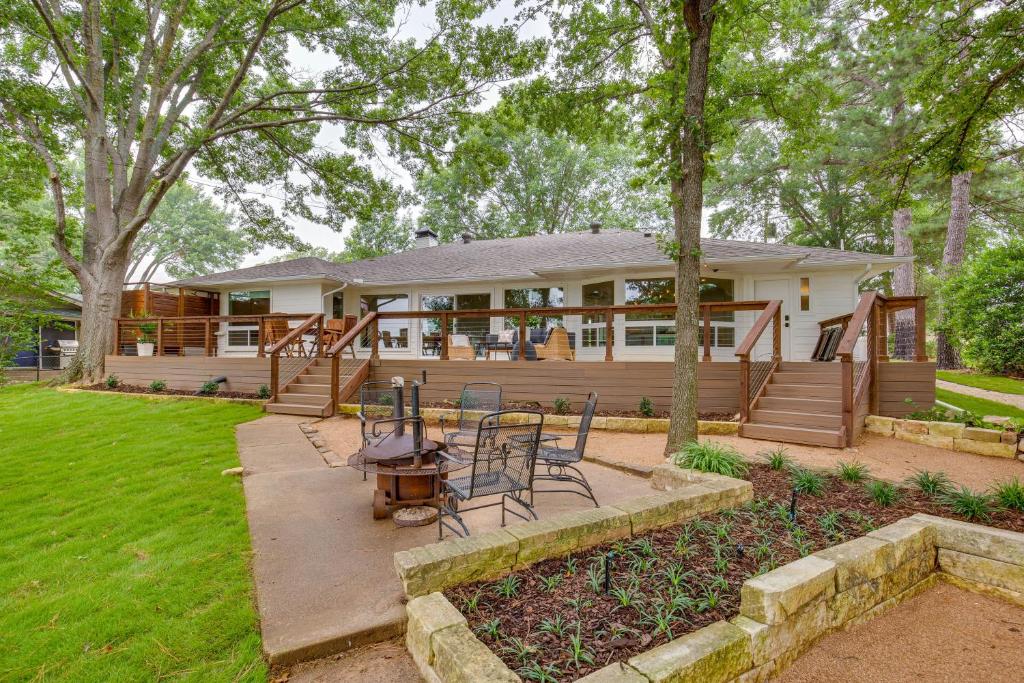 ein Haus mit einem Tisch und Stühlen im Hof in der Unterkunft Lakefront Enchanted Oaks Retreat with Dock in Enchanted Oaks
