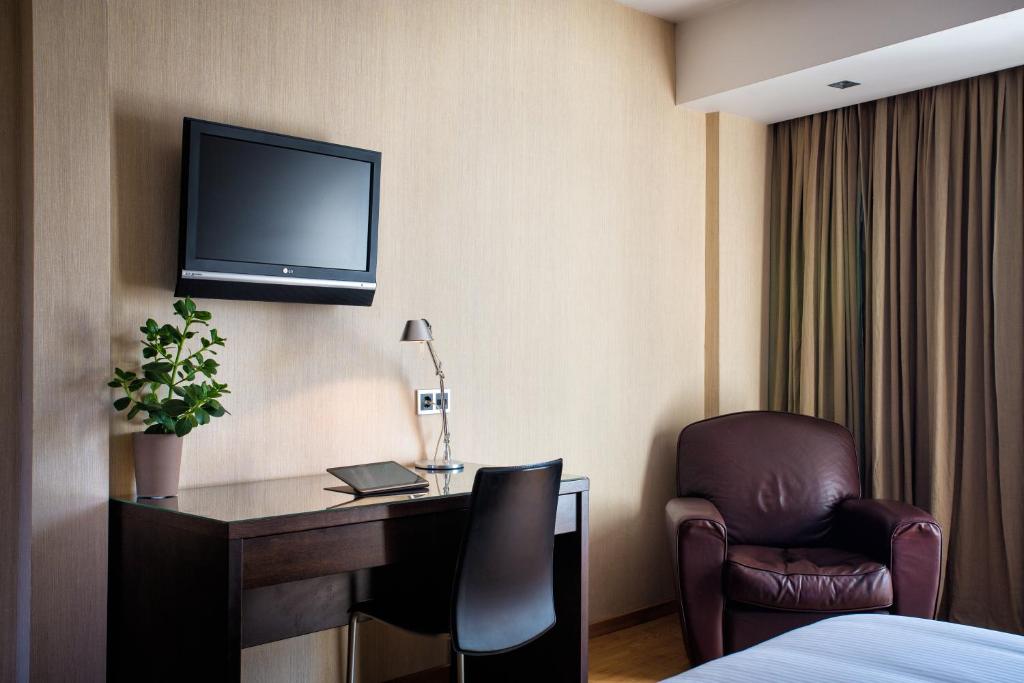Televízia a/alebo spoločenská miestnosť v ubytovaní The Athens Gate Hotel