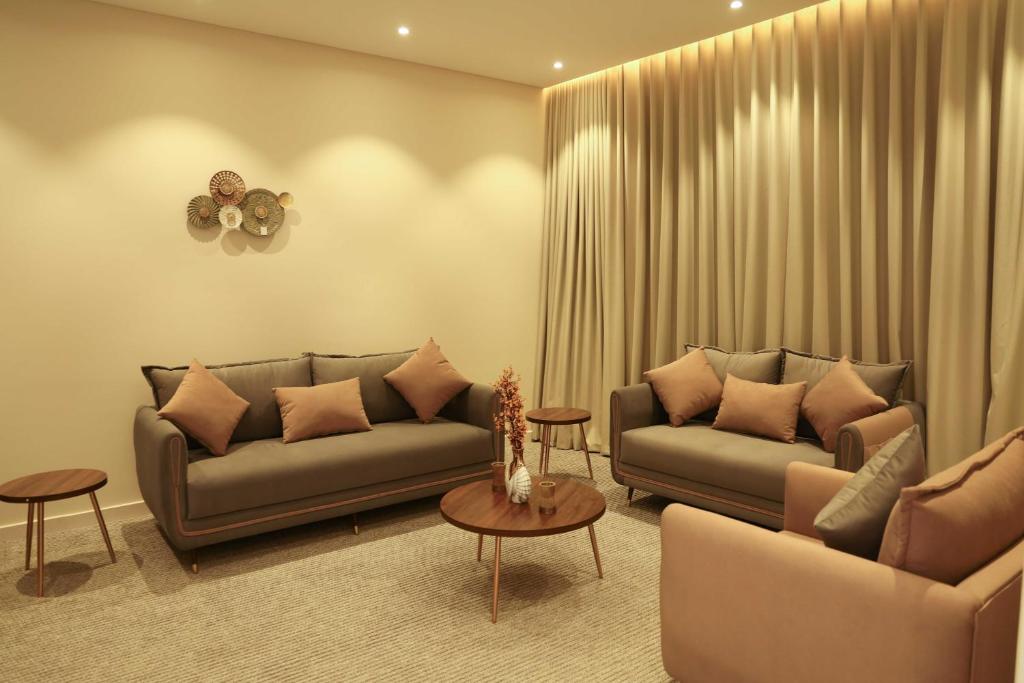 Sala de estar con 2 sofás y mesa en نزل ليلى الفندقية الفاخرة luxury en Abha