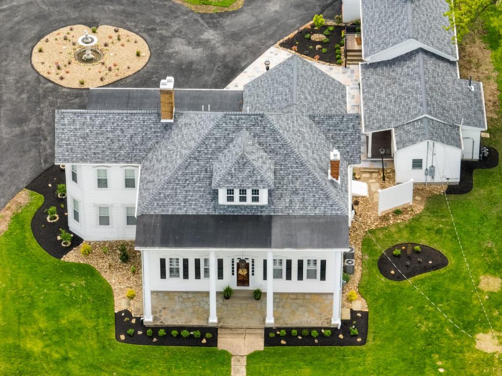 una vista aérea de una gran casa blanca en Hickory House B & B, 