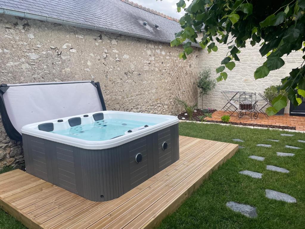 bañera de hidromasaje en una terraza de madera en un patio en « le Tilleul » entre Loire et Châteaux, en Vineuil