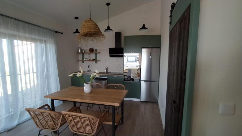 een keuken en eetkamer met een tafel en stoelen bij La Casa de Abajo in Arroyomolinos de la Vera