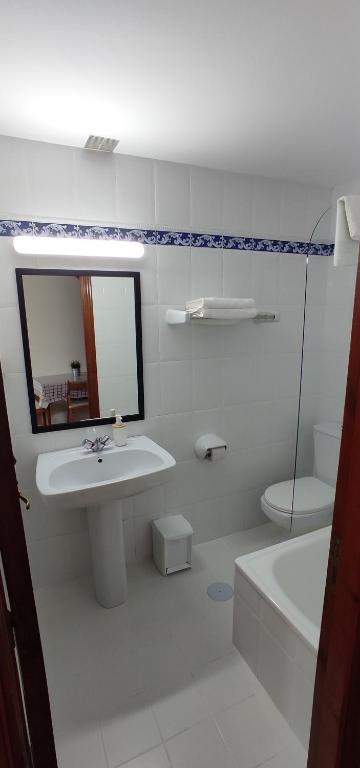 A bathroom at Apartamentos El Jornu