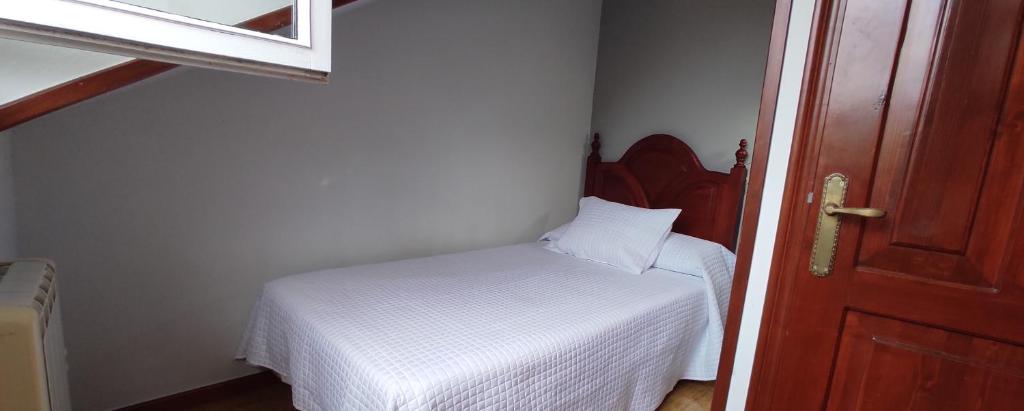 A bed or beds in a room at Apartamentos El Jornu
