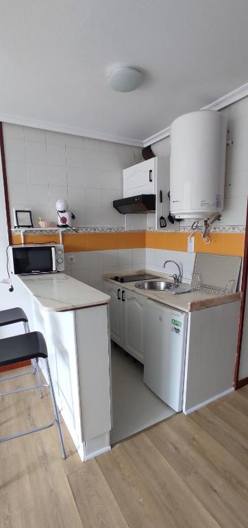 A kitchen or kitchenette at Apartamentos El Jornu