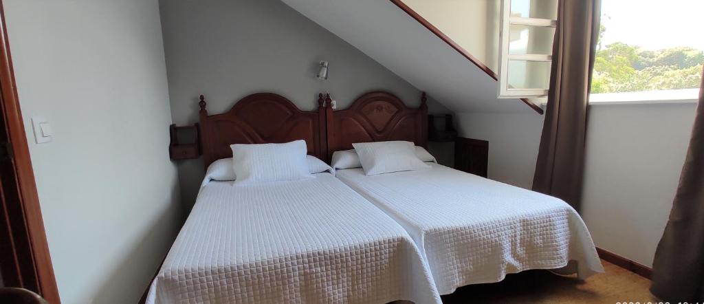 A bed or beds in a room at Apartamentos El Jornu