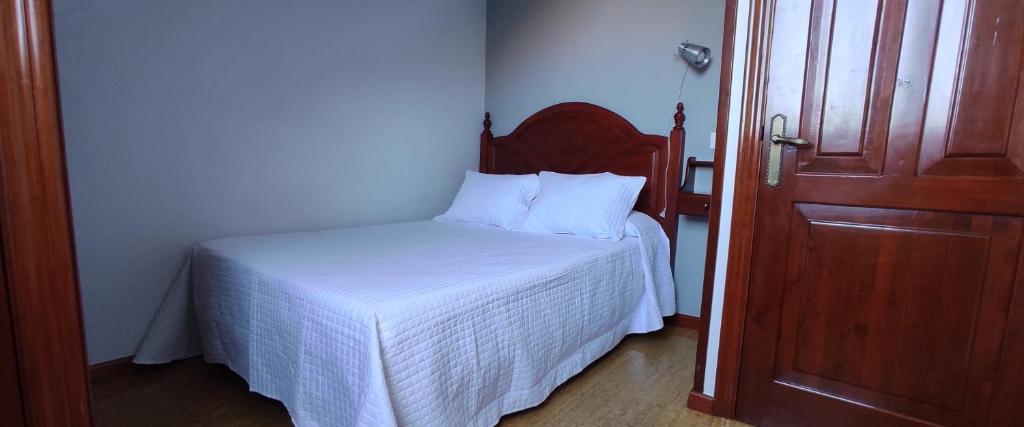 A bed or beds in a room at Apartamentos El Jornu