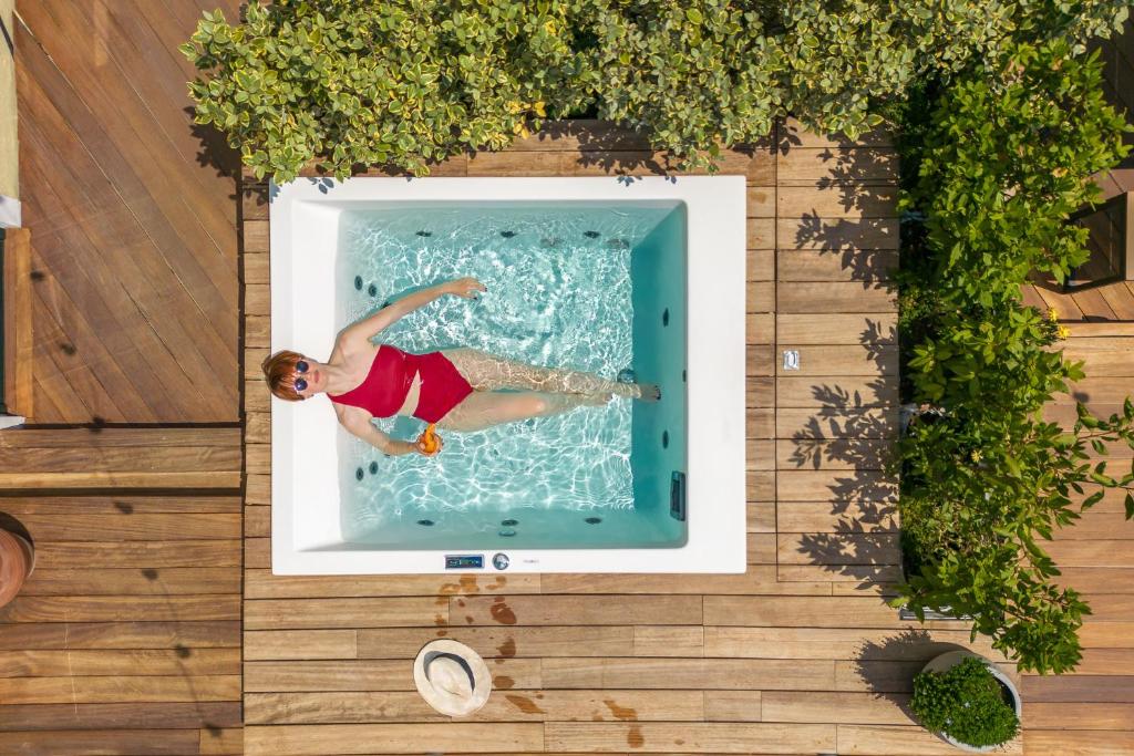 una vista aérea de una persona en una piscina en Moon And Stars Athens en Atenas