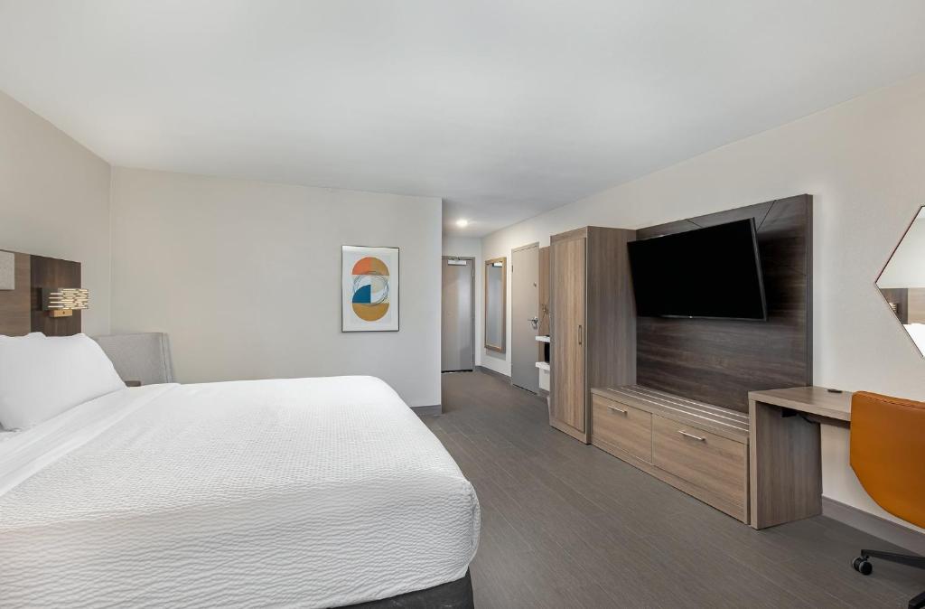 Holiday Inn Express Atlanta Airport - North, an IHG Hotel - King Room - Mobility Access/Hearing Accessible