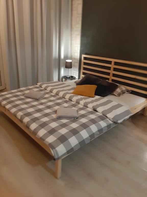 ワルシャワにあるMarszałkowska Apartament 138の大型ベッド(チェック入りの毛布付)
