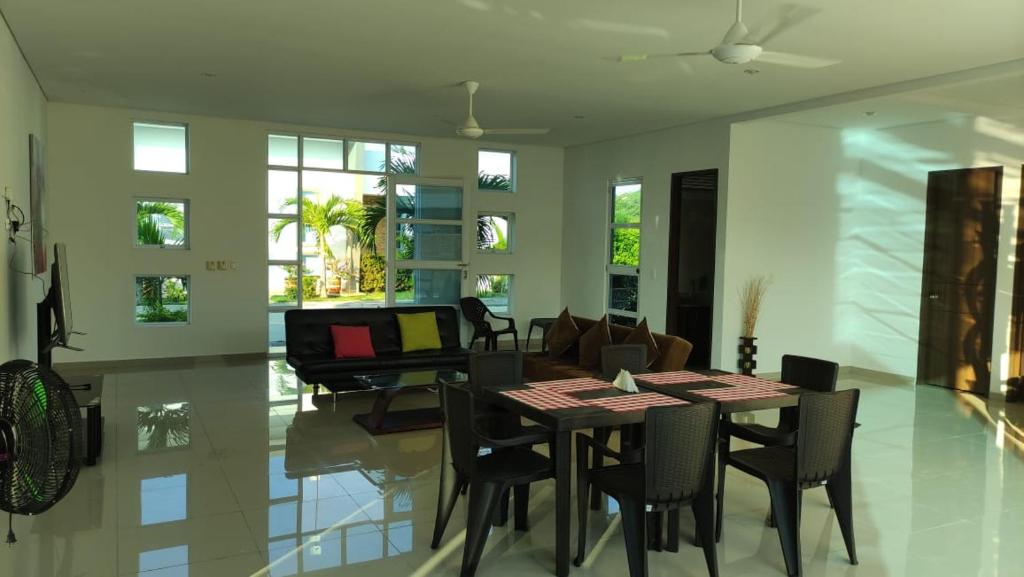 a dining room with a table and chairs at Condominio Villa Esperanza in Flandes