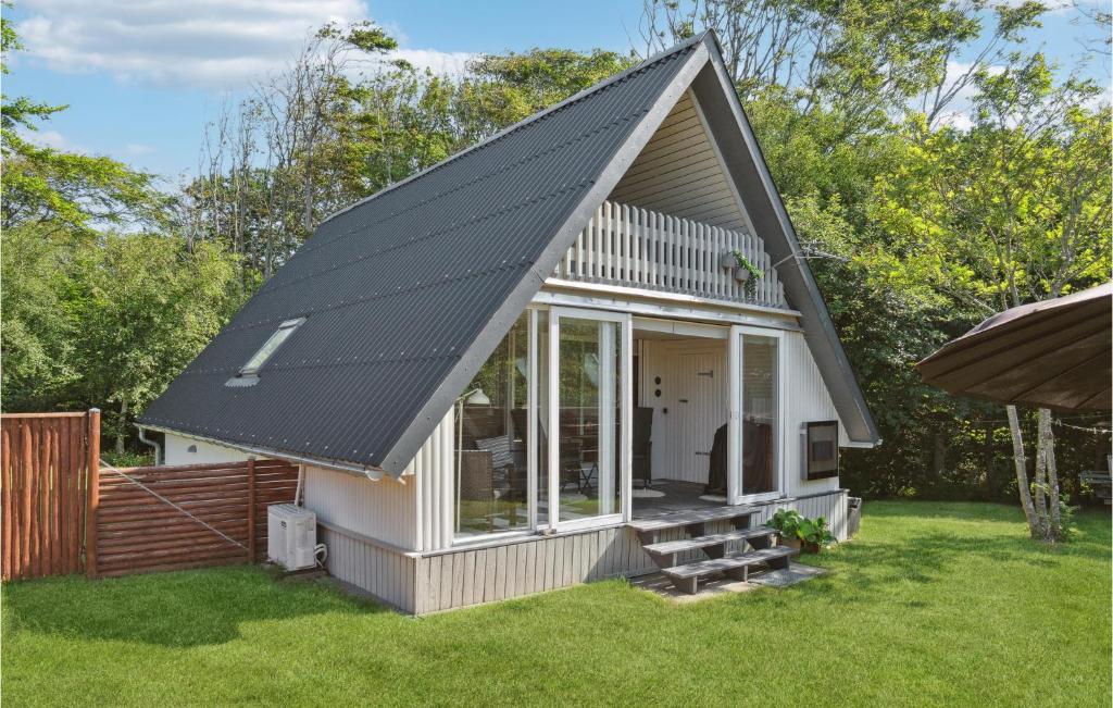 uma pequena casa com telhado solar em 2 Bedroom Amazing Home In Thyholm em Thyholm