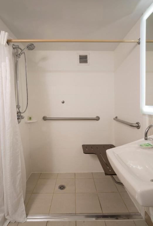 Holiday Inn Washington-Central/White House, an IHG Hotel - King Room - Hearing Accessible - Roll-in Shower