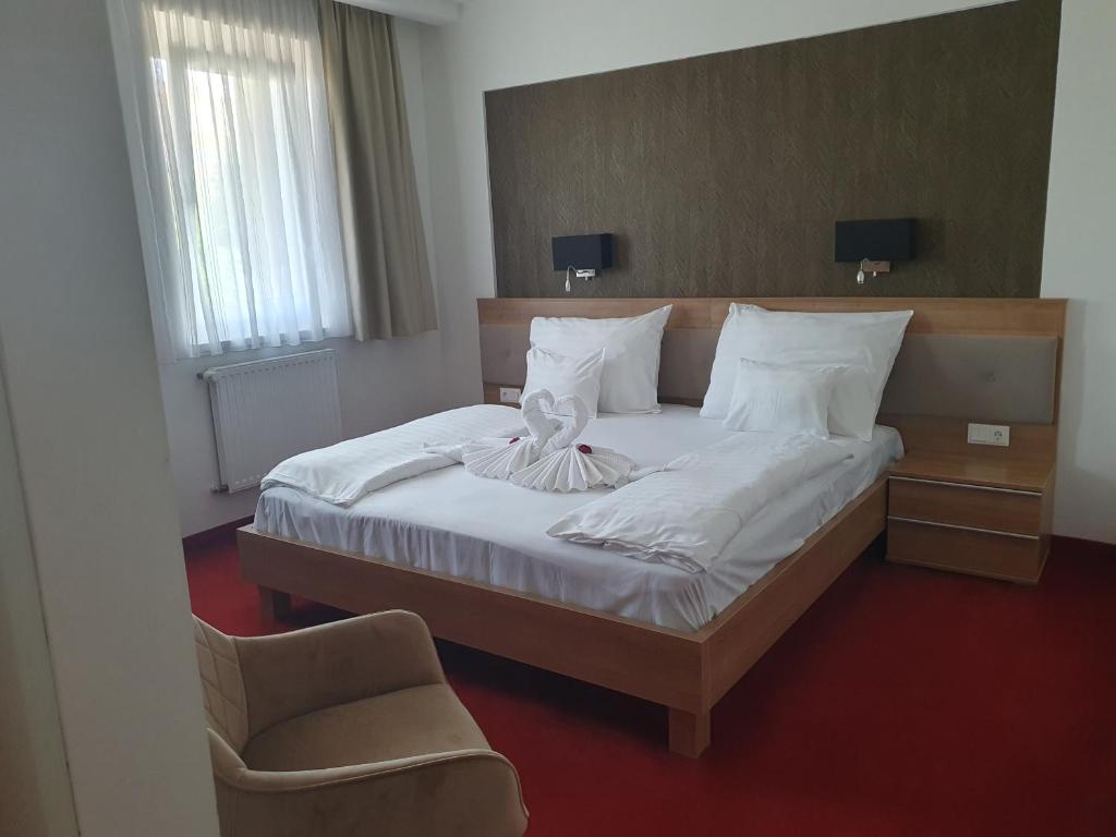 Posteľ alebo postele v izbe v ubytovaní Corvina Hotel-Restaurant
