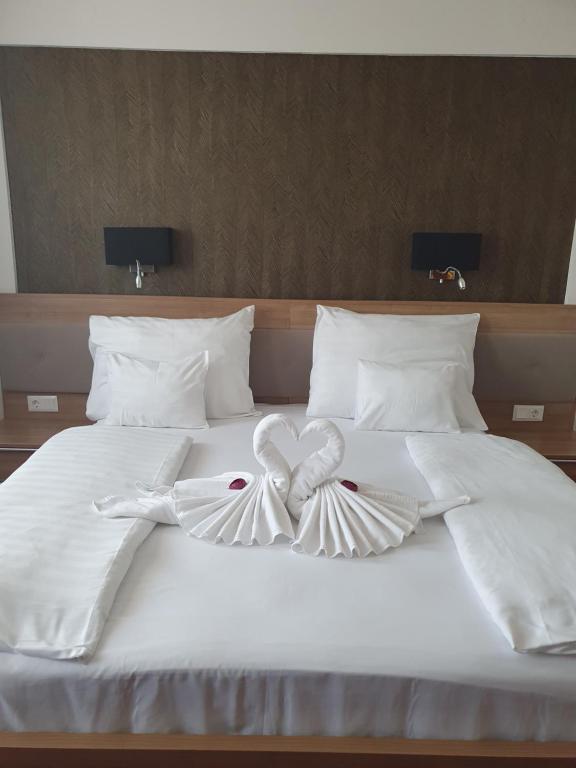 Posteľ alebo postele v izbe v ubytovaní Corvina Hotel-Restaurant