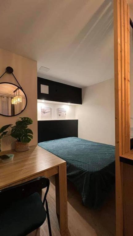 - une chambre avec un lit, un bureau et une table sidx sidx dans l'établissement Location estival parfaite : Studio à 50 mètres de la plage, offrant une magnifique vue mer, à Fréjus