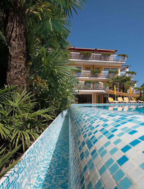 The swimming pool at or close to Hotel Capri Bardolino 3S