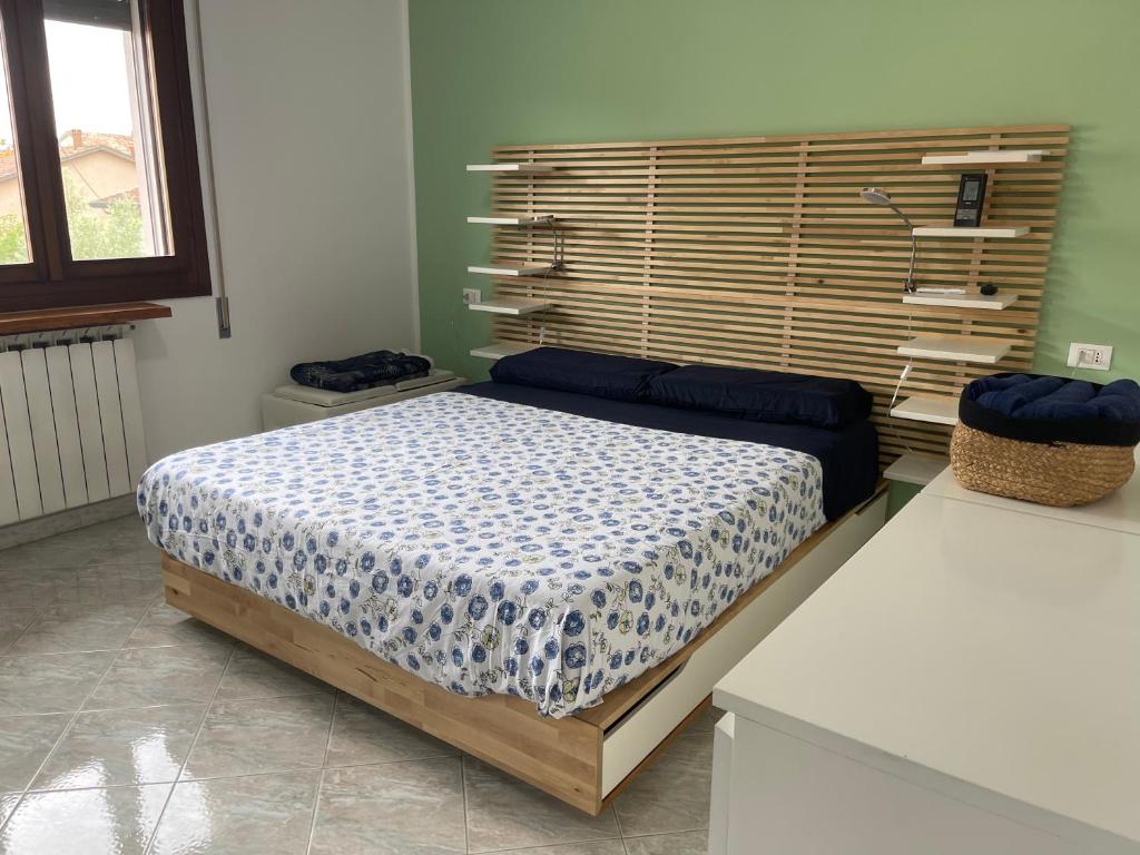 um quarto com uma cama num quarto em Casa Dolce Casa - Appartamento a Porto Viro em Porto Viro