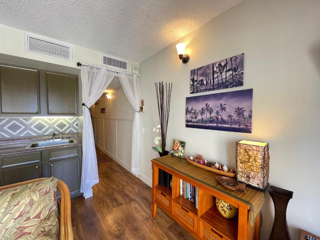 Kuchyň nebo kuchyňský kout v ubytování Jenny's Cottage Waikiki