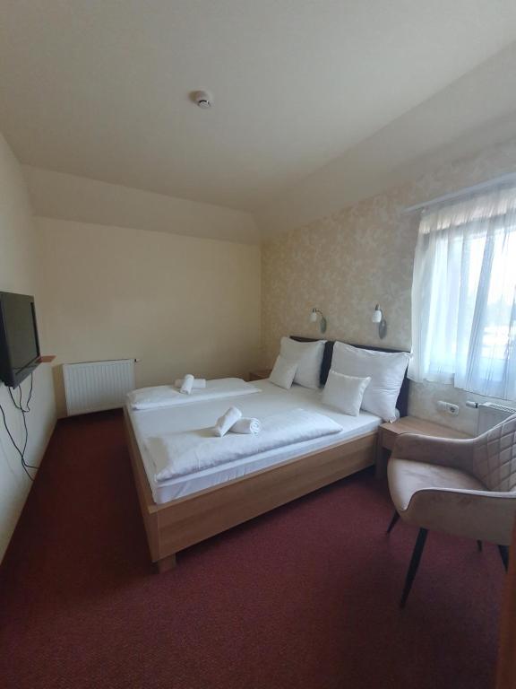 Posteľ alebo postele v izbe v ubytovaní Corvina Hotel-Restaurant