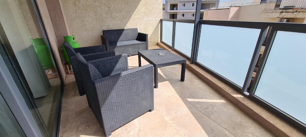 Balkón nebo terasa v ubytování Large Apartment in Marsascala. sleeps 6