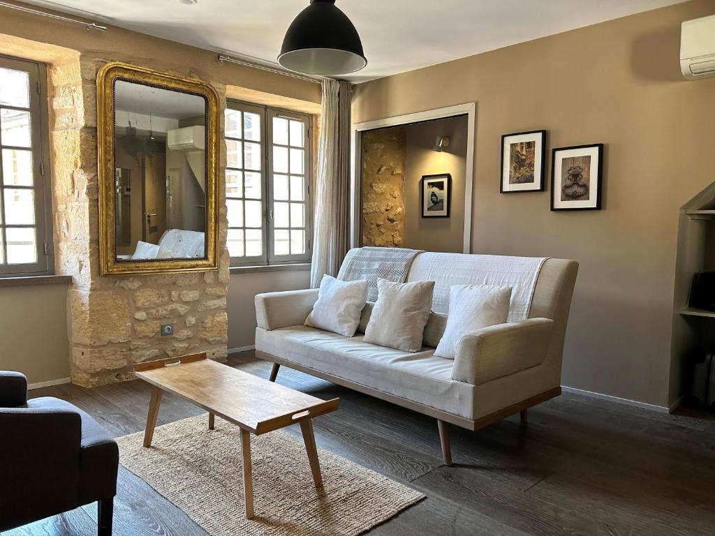 un salon avec un canapé et une table dans l'établissement Le Balconnet, à Sarlat-la-Canéda