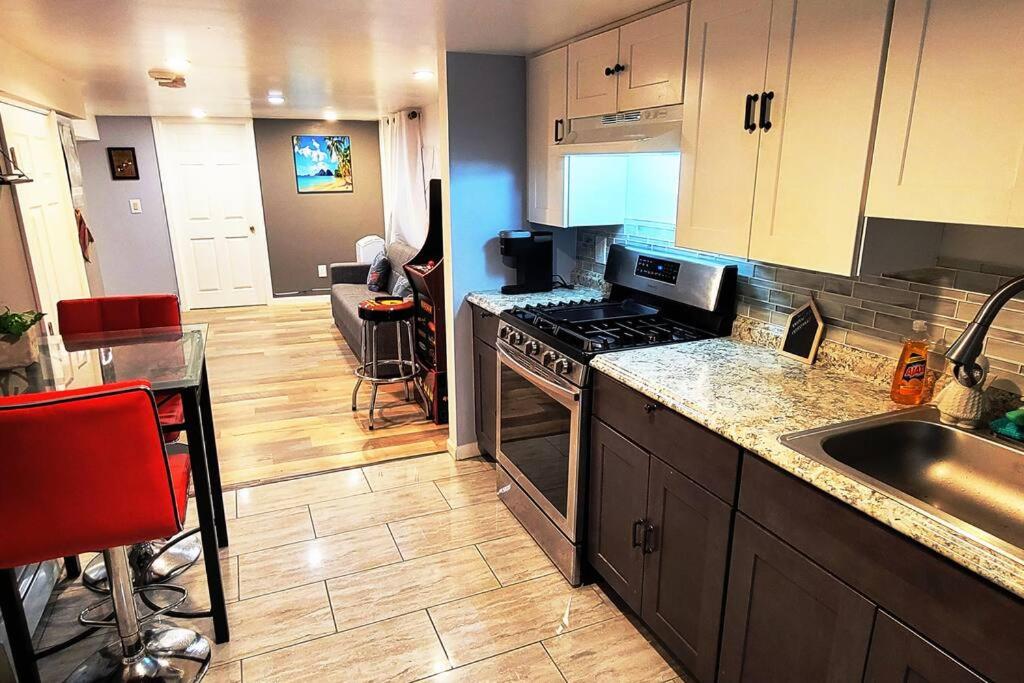 uma cozinha com um fogão e uma bancada em Cozy Adorable 2 bedroom Luxury Suite em Newark