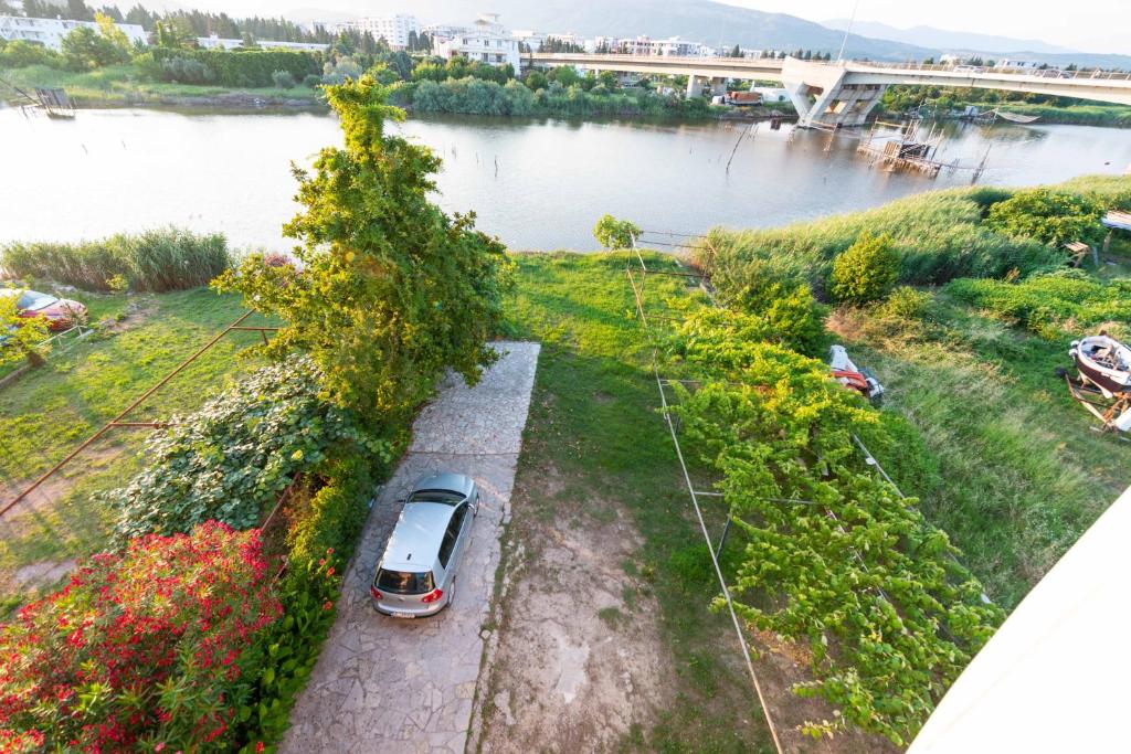 Výhled na řeku, která protéká v blízkosti penzionu