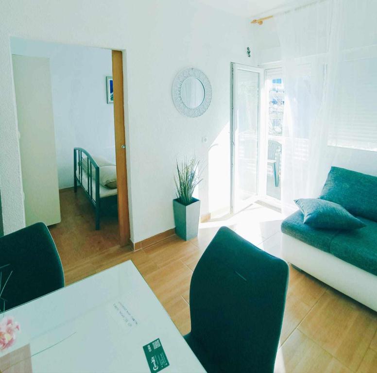 sala de estar con sofá y mesa en Apartments Jagoda, en Split
