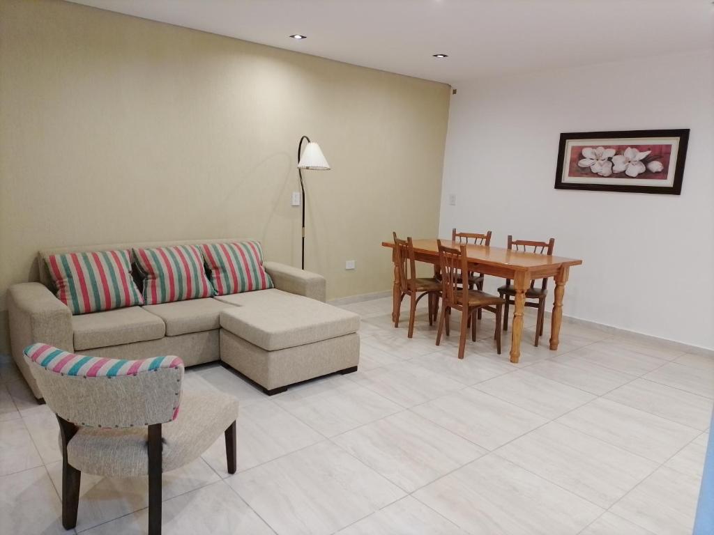 sala de estar con sofá y mesa en RuGra Departamento en Tres Arroyos
