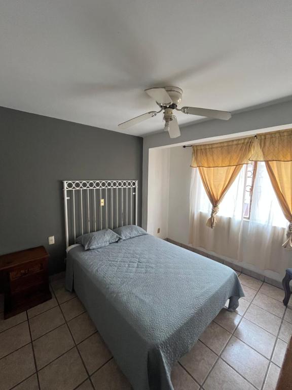 Postel nebo postele na pokoji v ubytování HOTEL JERUSALEM