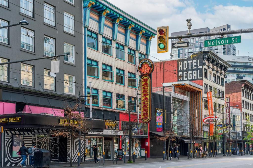 une rue urbaine animée avec des bâtiments et un feu de circulation dans l'établissement Samesun Vancouver, à Vancouver