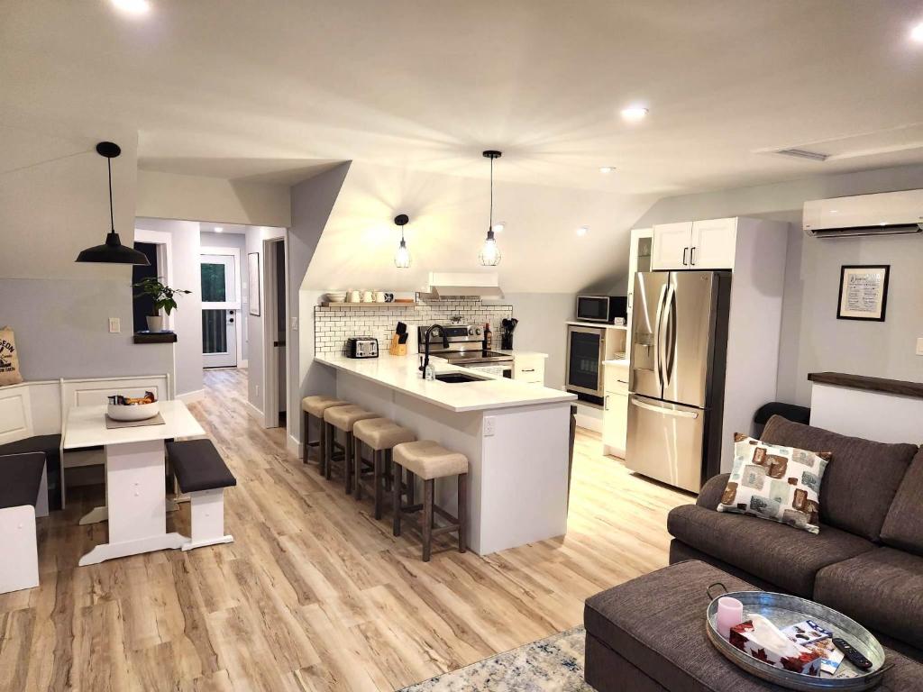 Apartment Bobcaygeon Modern Farmhouse Loft, Kawartha Lakes, Canada