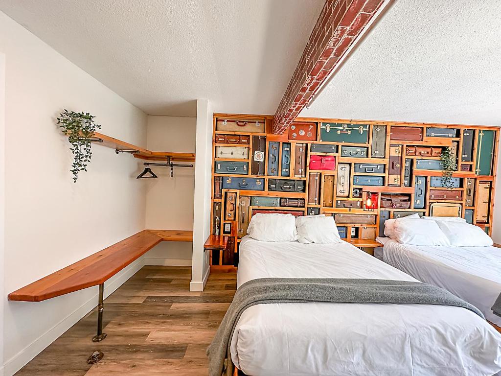 Postel nebo postele na pokoji v ubytování Crash Hotel Squamish