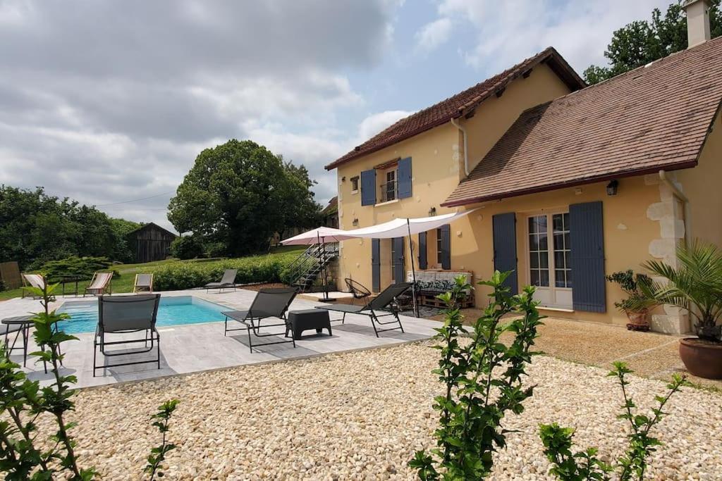 una casa con piscina al lado de una casa en Villa Béa, en Filolie